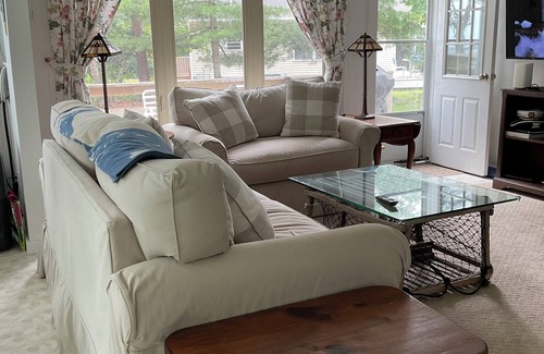 Mashpee Neck Cottage | Charming cottage with 2 bedrooms and WiFi, AC in enchanting Mashpee