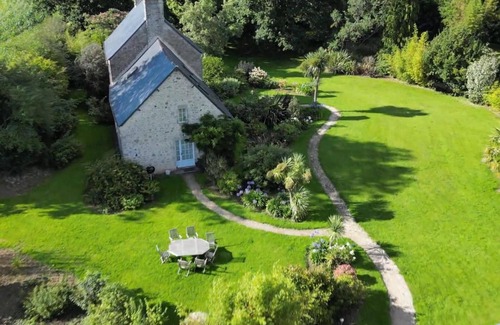 Valognes Cottage | Charming cottage with garden, pets allowed, parking and WiFi