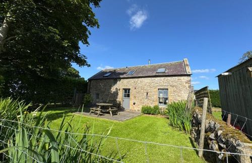West Calder House | Charming cottage with loch and hill views nr Edinburgh