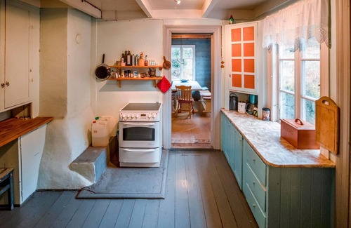 Kvinesdal House | Charming cottage with lake view.