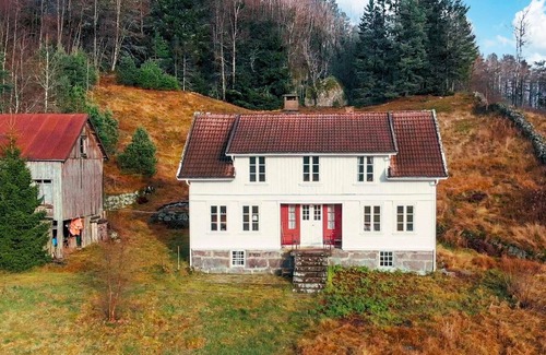 Kvinesdal House | Charming cottage with lake view.