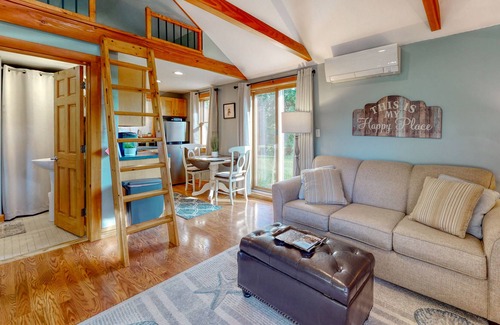 Kennebunk Cottage | Charming cottage with a fully-equipped kitchen, washer/dryer, WiFi & streaming