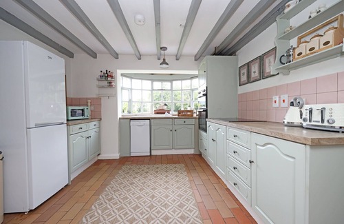 Forsbrook Cottage | Charming Country Cottage Retreat with Hot tub/Sauna/Cold Plunge Pool & Lake View