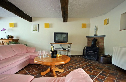 Sevry Cottage | Charming Country Cottage in Winenne with Garden