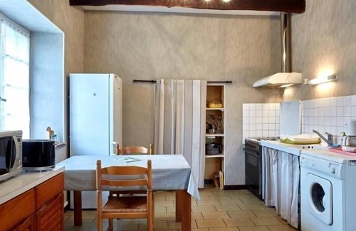 Le Gavre Cottage | Charming Country Home Near Forest with WiFi, Basketball & Table Tennis