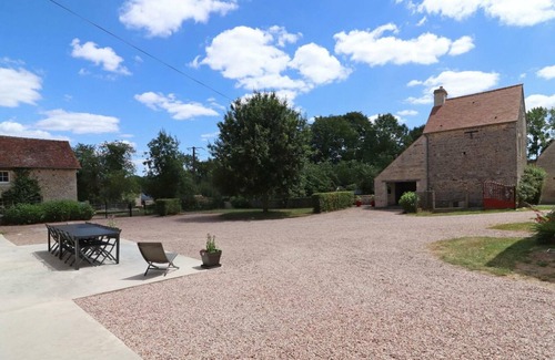 Merri Cottage | Charming country house with garden, game room, WiFi, and modern amenities near village shops