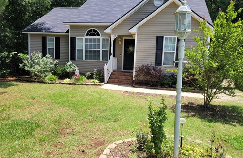 Clayton House | Charming country retreat!