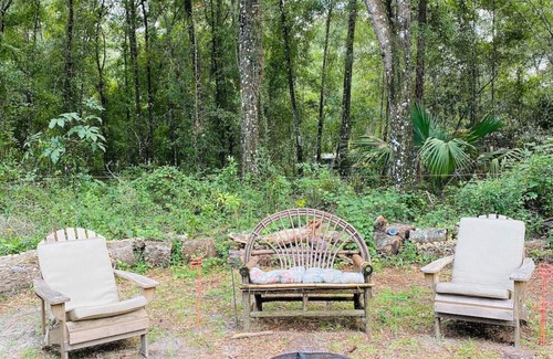 Floral City Cottage | Charming Cove Cottage - A Lovely Country Getaway