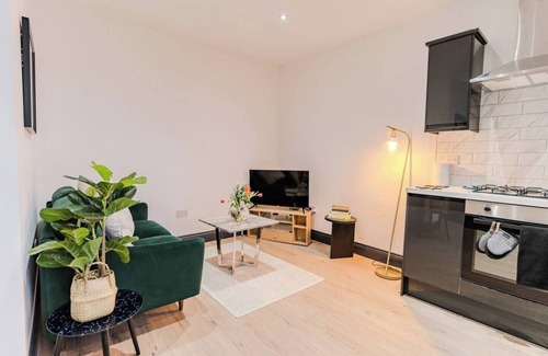 Harehills Apartment | Charming & Cozy 2 BR flat. Steps from Everyth…