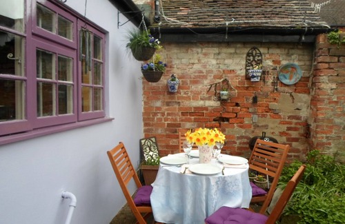 Pershore Cottage | Charming cozy cottage fully updated within walking distance of shops and market