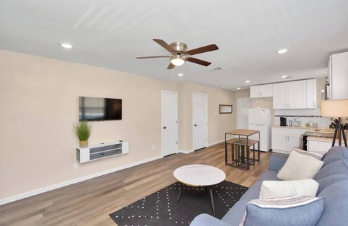 South Central Houston House | Charming+Cozy King Suite | Near Dwntwn| Pets