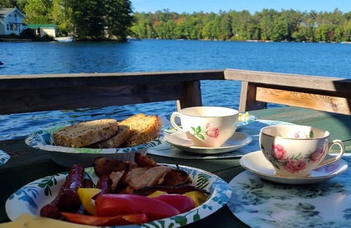 Val-des-Bois Cottage | Charming Cozy Waterfront Cottage