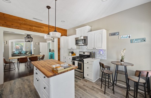 Oak Cliff House | Charming Craftsman by Bishop Arts & Downtown