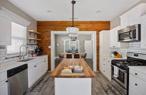 Oak Cliff House | Charming Craftsman by Bishop Arts & Downtown