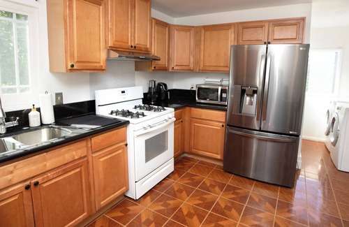 Eastside House | Charming Craftsman House - 3 Bedrooms With Parking - By Beach, Shops & Retro Row