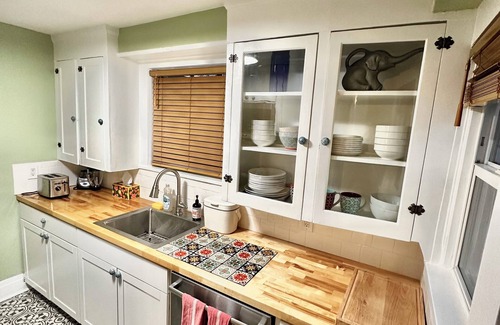 King Apartment | Charming Craftsman Studio near Alberta and Mississippi District