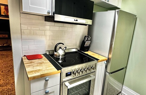 King Apartment | Charming Craftsman Studio near Alberta and Mississippi District