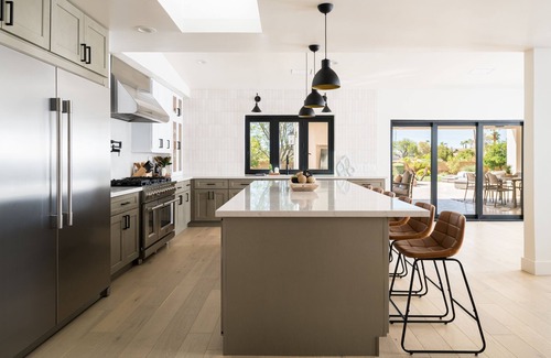 La Tierra Estates House | Charming Desert Retreat w/pickle-ball, gym, theater & more!