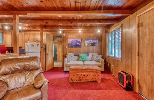 Government Camp Cabin | Charming Dog-Friendly Cabin Close to the Ski Slopes and Town with Free WiFi