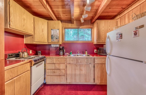 Government Camp Cabin | Charming Dog-Friendly Cabin Close to the Ski Slopes and Town with Free WiFi