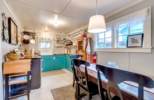 Seaside Cabin | Charming Dog-Friendly Cottage with AC, Washer/Dryer, Gas Grill, Easy Beach Access