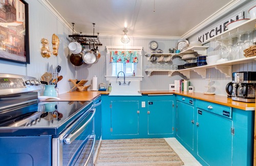 Seaside Cabin | Charming Dog-Friendly Cottage with AC, Washer/Dryer, Gas Grill, Easy Beach Access
