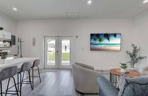 Bonita Springs Apartment | Charming Downtown Retreat with Courtyard