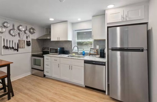 East Durham Apartment | Charming Downtown 2-bedroom bungalow in lovely Durham