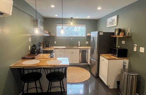 Charlottesville Cottage | Charming Eastham Guesthouse