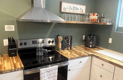Charlottesville Cottage | Charming Eastham Guesthouse