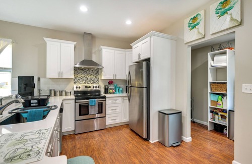 Edgemore House | Charming Edgemere Home w/Deck & Grill!