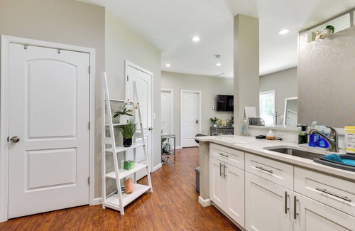 Edgemore House | Charming Edgemere Home w/Deck & Grill!