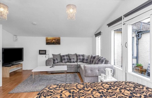 Blackburn House | Charming Edinburgh Guest Room with Private Entrance 5 min buses to city centre