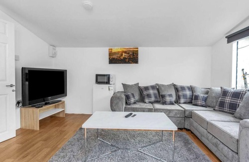 Blackburn House | Charming Edinburgh Guest Room with Private Entrance 5 min buses to city centre