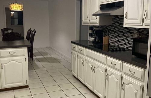 Mount Pleasant House | "Charming Escape: King & Queen Beds in a Quiet Neighborhood!