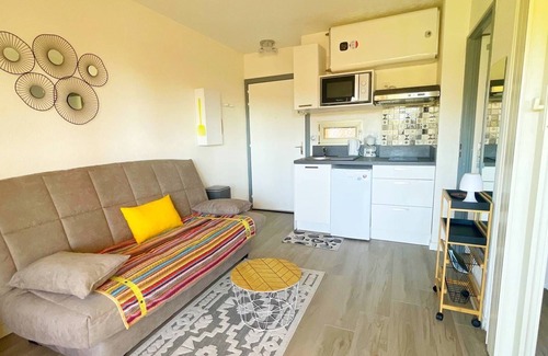 Cros-de-Cagnes Apartment | Charming F1 Swimming pool Air conditioning Sea view Beach 600m Shops Private parking WIFI