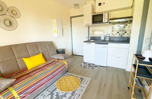 Cros-de-Cagnes Apartment | Charming F1 Swimming pool Air conditioning Sea view Beach 600m Shops Private parking WIFI