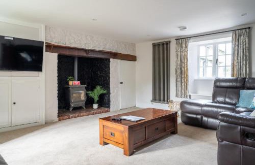 Combpyne House | Charming Family Farmhouse near Lyme Regis
