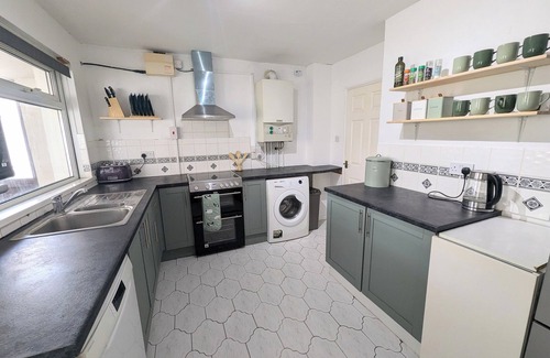 Neyland House | Charming Family Home near the Sea that welcomes Pets