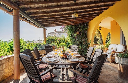 Cerro do Mocho Villa | Charming family home with sea views, close to Aquashow, Airport & beaches