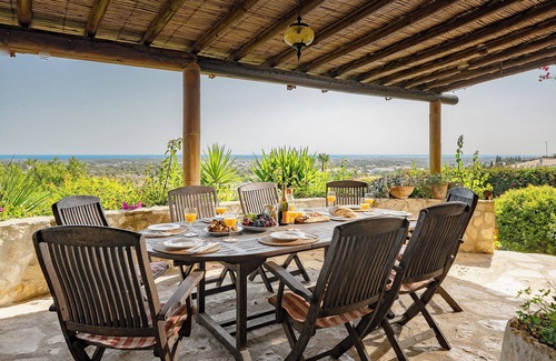 Cerro do Mocho Villa | Charming family home with sea views, close to Aquashow, Airport & beaches