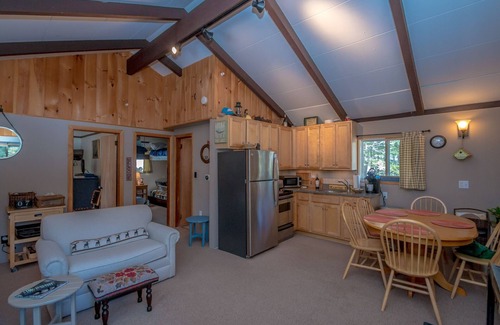 Eidelweiss Village Cottage | CHARMING FAMILY WATERFRONT COTTAGE