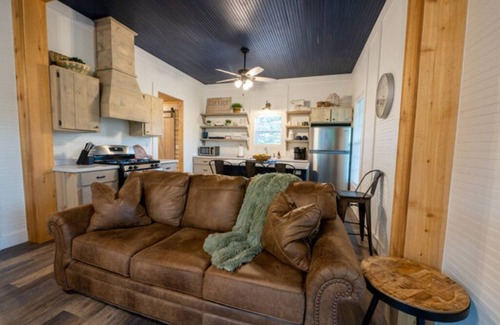 Ringold Cabin | Charming farmhouse, full kitchen, private back deck, fire pit, quiet area