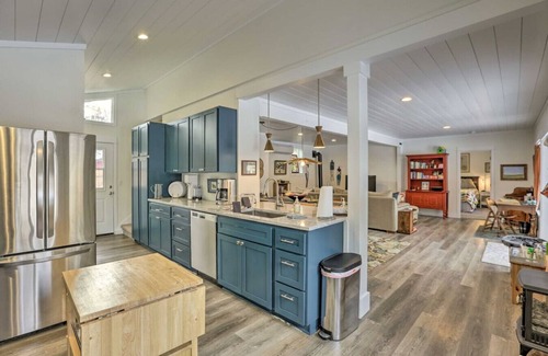 Bend House | Charming Farmhouse Stay - Hot Tub & Dog Friendly!