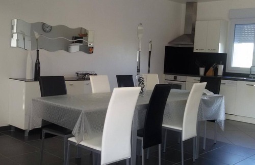 Averdon Cottage | Charming Farmhouse with Heated Pool, Near Loire Castles, Sleeps 8