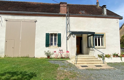 Gournay Cottage | Charming farmhouse with garden near Lake Eguzon