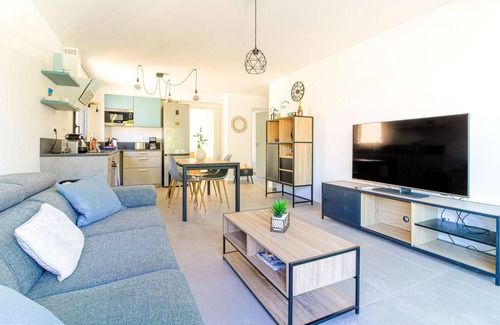 La Faviere Apartment | Charming flat with Private Garage and Pool