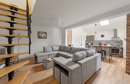 Castelnau-de-Montmiral Apartment | Charming duplex "Castel haut