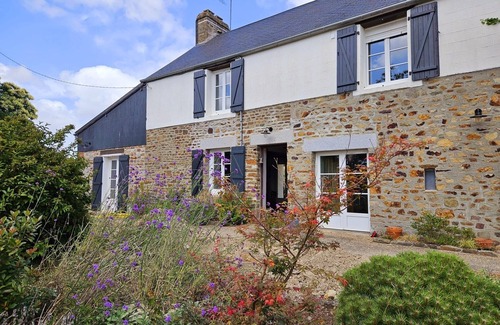 Landelles-et-Coupigny Cottage | Charming four bedroom house with acres of garden and pool in rural Normandy