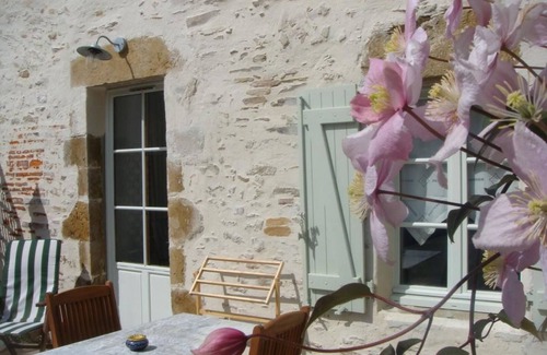Talmont-Saint-Hilaire Cottage | Charming Gîte in Former School with Garden, Bikes & WiFi, Near Beach & Thalassotherapy